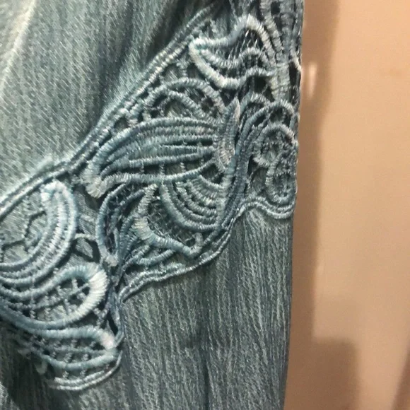 Beautiful vintage boho jacket with gorgeous lace details on sleeve and the hem. - Picture 11 of 16